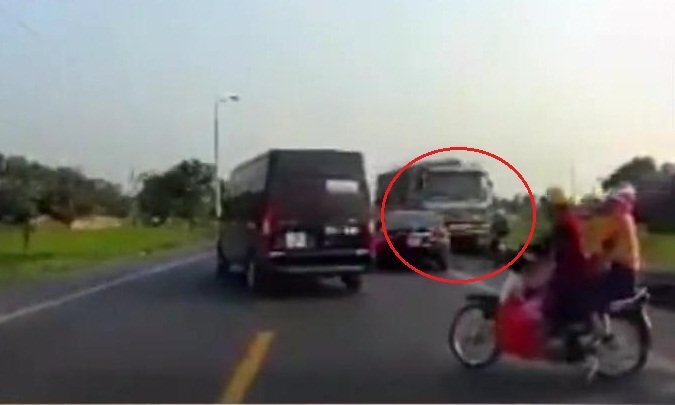 Xe tải đi ngược chiều cố tình lấn làn, đâm chết 2 người ở Bắc Giang: Tin mới nhất