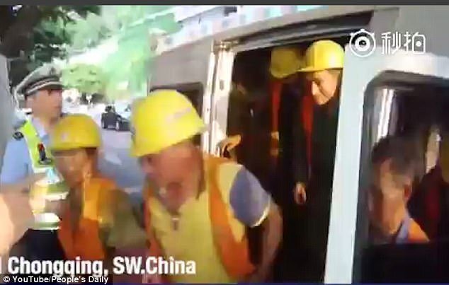 Cảnh sát phát hoảng khi kiểm tra xe 6 chỗ nhồi 40 người