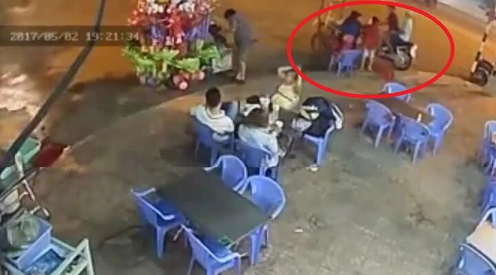 Hai thanh niên cướp túi hạt dẻ của bé bán rong gây phẫn nộ