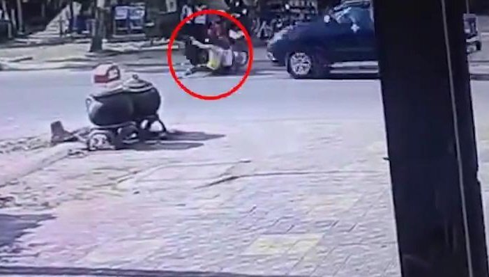 Mở cửa ô tô bất cẩn gây tai nạn thảm khốc, tài xế dửng dưng phóng xe bỏ đi