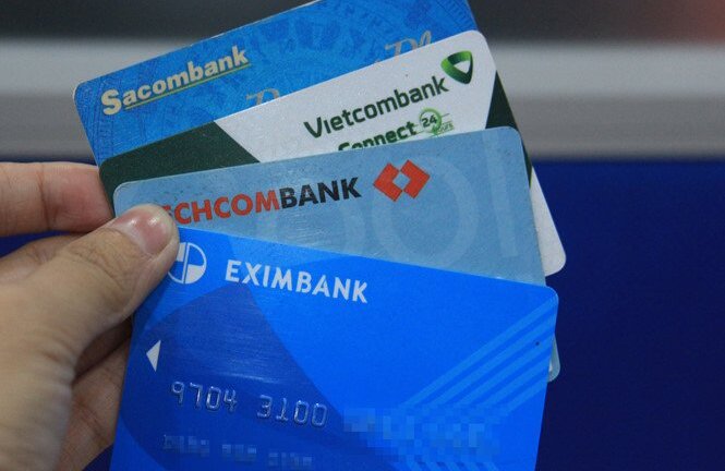 Khách hàng 'còng lưng' gánh 25 loại phí thẻ ATM