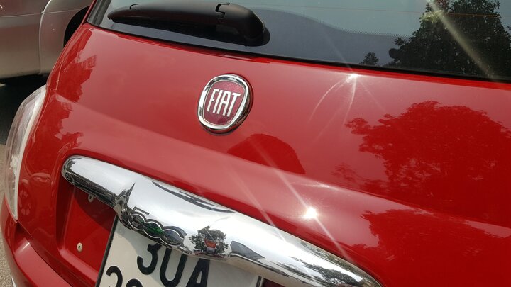 Vẻ đẹp sang chảnh của 'khủng long nhí' Fiat 500, giá 550 triệu đồng