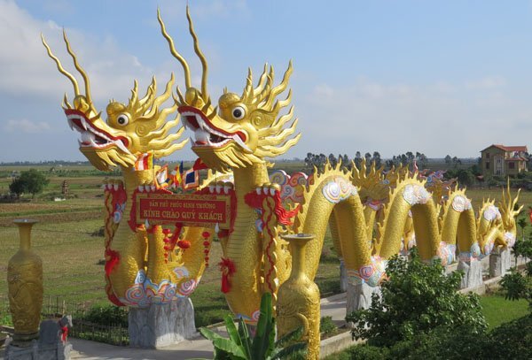 Rộ tin đồn đôi rồng vàng khổng lồ ở Thái Bình vi phạm xây dựng, lãnh đạo xã phản pháo