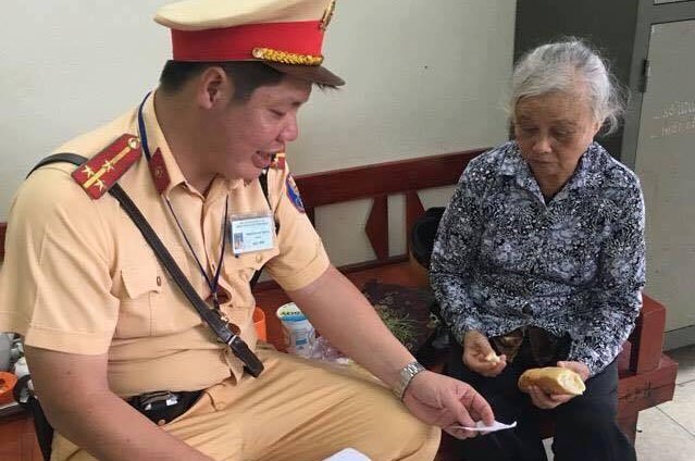 Cụ già bị kẻ gian rạch túi lấy hết tiền về quê, CSGT giúp đỡ kịp thời
