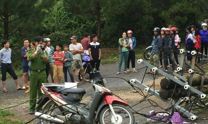 Cột điện gãy đè xe máy chở 3 người: Thêm một cháu bé thiệt mạng