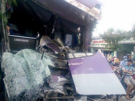 Xe khách đâm lật container, tài xế chết thảm trong cabin