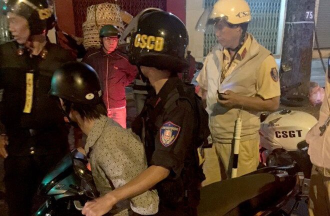 Dùng gậy gỗ đánh vào đầu cô gái trẻ để cướp xe tay ga