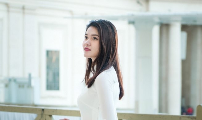 Á hậu Thùy Dung diện áo dài, tỏa sáng giữa trời châu Âu