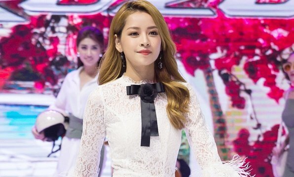 Chi Pu dịu dàng, nữ tính làm vedette trình diễn thời trang