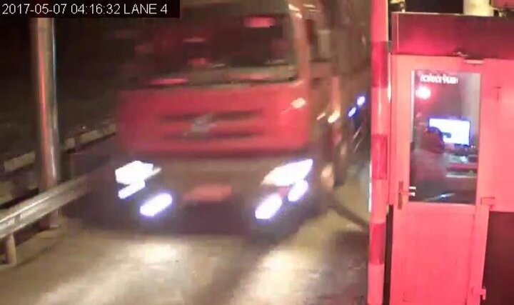 Clip xe tải lao điên cuồng qua trạm thu phí trước tai nạn thảm khốc ở Gia Lai