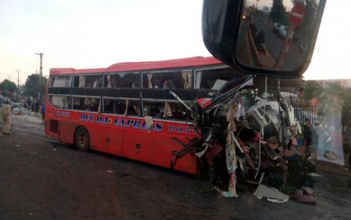 Ô tô tải đối đầu xe khách khiến 34 người thương vong: Lời kể bất ngờ từ nhân chứng