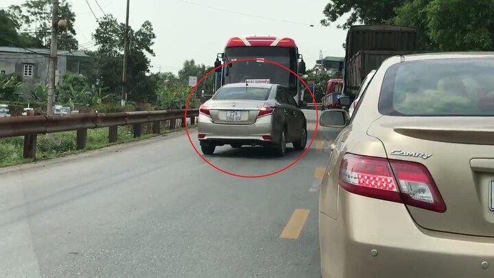 Ngang nhiên lấn làn, ô tô con bị xe khách dạy bài học nhớ đời