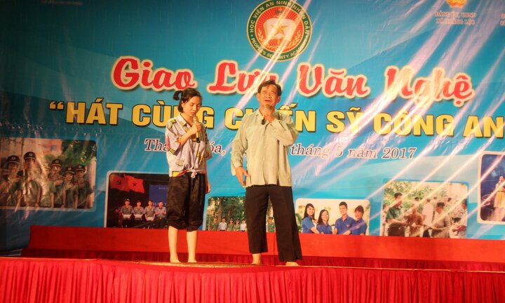 Nghệ sỹ Quang Tèo đội mưa diễn kịch tại ‘Hát cùng chiến sỹ công an'