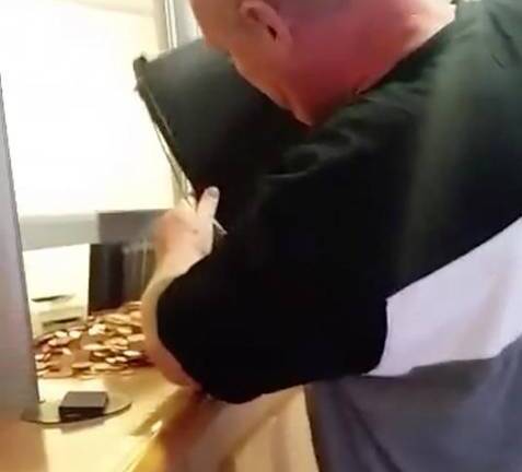 Xách xô tiền xu đi nộp phạt, cơ quan chức năng 'vã mồ hôi'