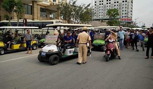 Xe điện náo loạn đường phố Sầm Sơn