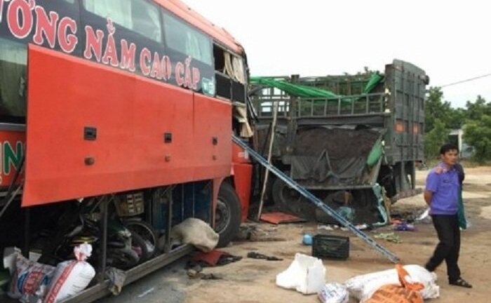 Xe khách giường nằm lao đầu vào xe tải, 3 người thương vong