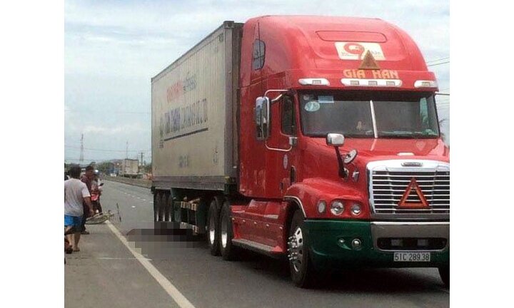 Bị gió cuốn ngã xuống đường, học sinh lớp 6 bị xe đầu kéo cán chết