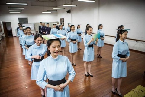 Đột nhập lớp học cười, đi đứng gian khổ để thành tiếp viên hàng không