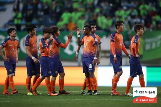 Gangwon ngược dòng hạ đội bóng ‘phụ bạc’ Xuân Trường