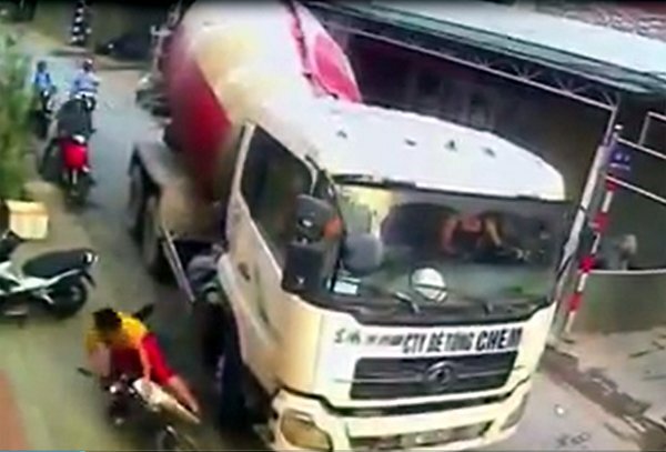 Tài xế xe bồn cố tình đánh lái tông 2 mẹ con đi xe máy