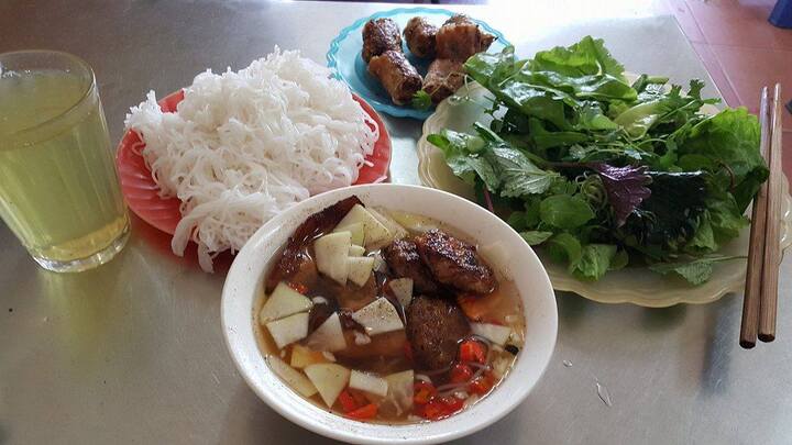 Thịt lợn giảm giá sốc, bún chả kiếm bộn