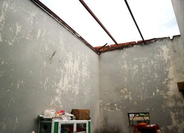 Gió lốc cuốn tốc mái nhiều nhà dân ở Đắk Lắk