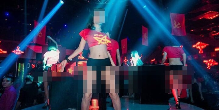 Mặc áo đỏ in sao vàng nhảy nhót phản cảm trong quán bar ở Hà Nội