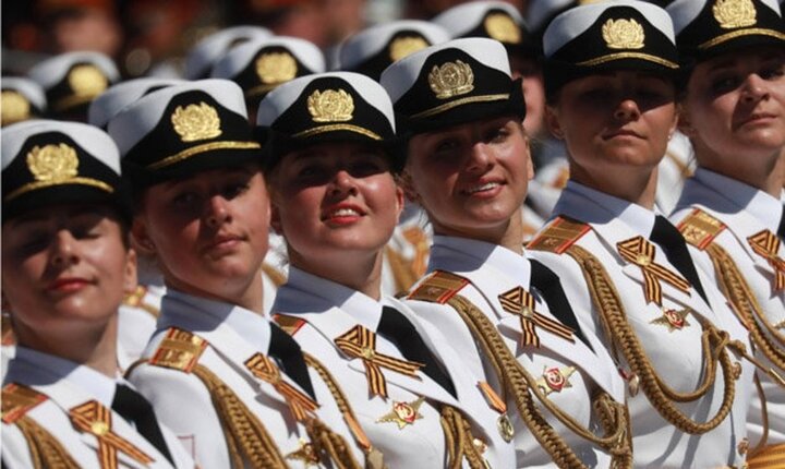 Ngắm bóng hồng Nga xinh đẹp rạng rỡ duyệt binh Ngày Chiến thắng