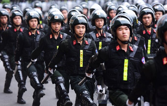 Video: Sinh viên cảnh sát múa võ đẹp mắt, đều tăm tắp