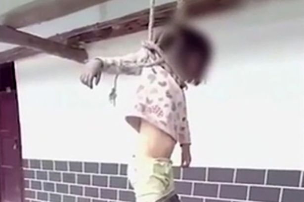 Xé đơn ly hôn của bố mẹ, bé gái bị đánh đập rồi treo trước nhà gây phẫn nộ