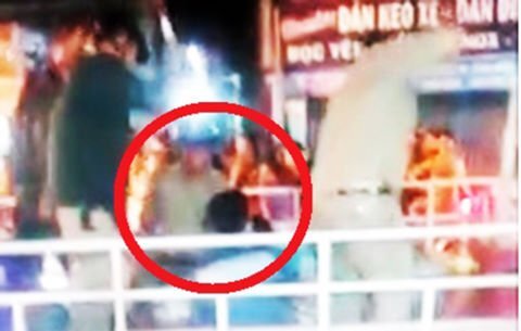 Bảo vệ dân phố dùng dùi cui đánh liên tiếp vào người bị còng tay