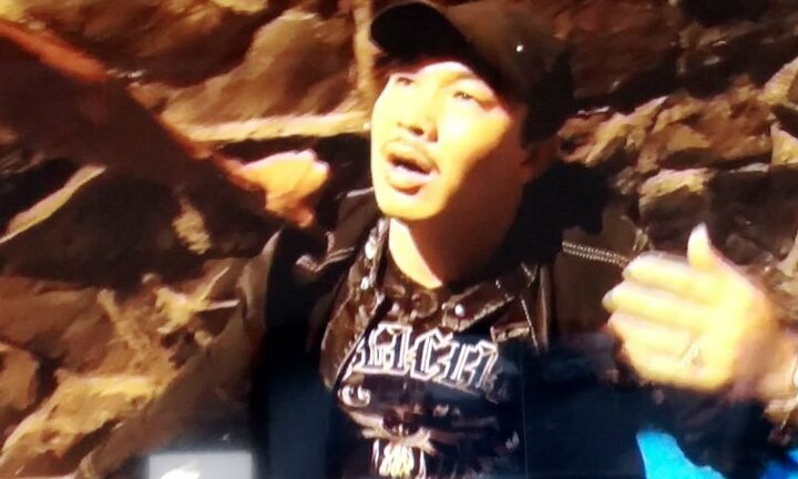 Mang 2 khẩu súng đã nạp đạn, lên nòng lượn phố Sài Gòn