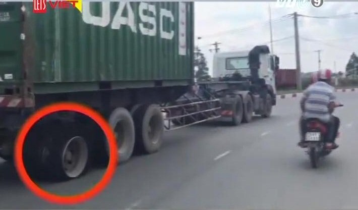 Container thủng lốp sau vẫn phóng vun vút trên đường