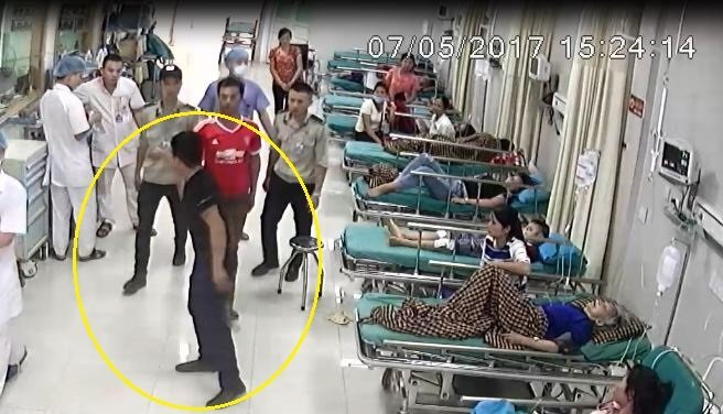 Dùng súng tự chế bắn nhân viên bệnh viện: Triệu tập 2 kẻ côn đồ