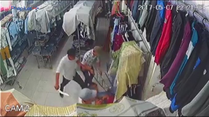 Nhóm côn đồ dùng kiếm truy sát, chém gục nhân viên bán quần áo