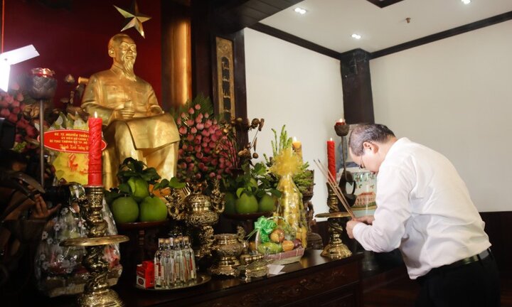 Tân Bí thư TP.HCM Nguyễn Thiện Nhân thăm Bến Nhà Rồng