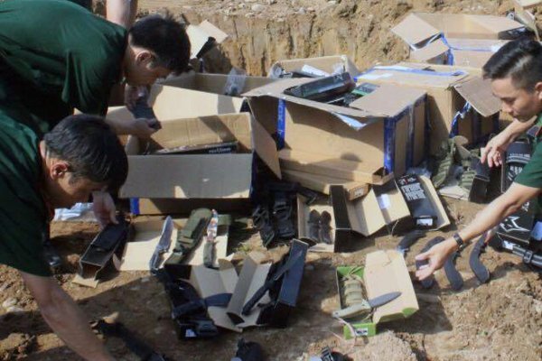 2 người Trung Quốc vận chuyển 13 thùng ‘hàng nóng’ vào Việt Nam