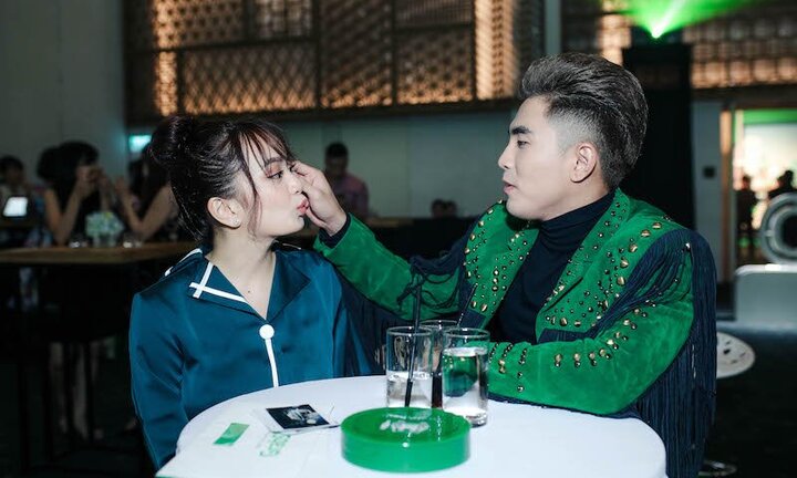 Will 365 ân cần chăm sóc bạn gái Kaity Nguyễn trong sự kiện