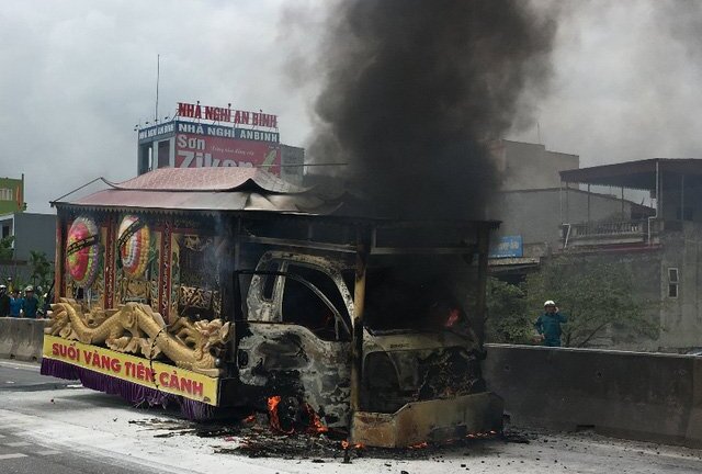 Xe tang bốc cháy ngùn ngụt trên quốc lộ: Thông tin mới nhất
