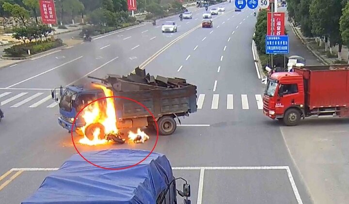 Đâm trúng bình xăng xe tải, người đi xe máy bốc cháy như đuốc