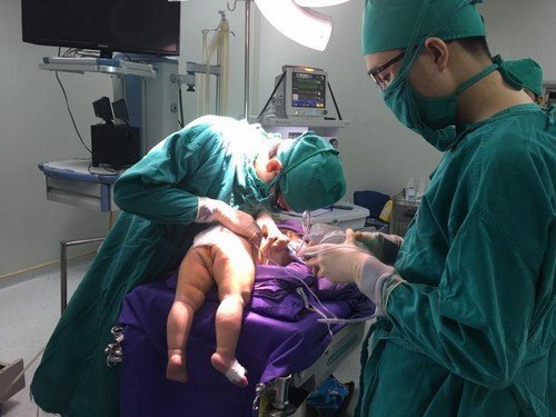Quảng Ninh: Phẫu thuật tạo hình cho bé trai 8 tháng tuổi không có hậu môn