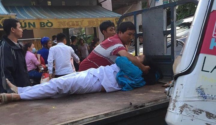 Lao xe với tốc độ cao từ trong hẻm, nam thanh niên tông thẳng một phụ nữ