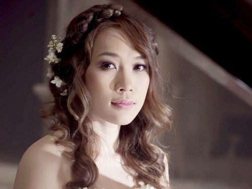 Rộ tin đám cưới cuối tháng 5, Mỹ Tâm nói gì?