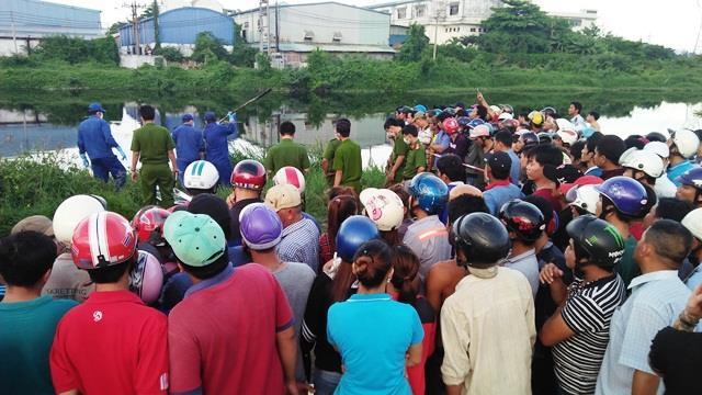 Thi thể không mặc quần áo nổi trên kênh ở Sài Gòn
