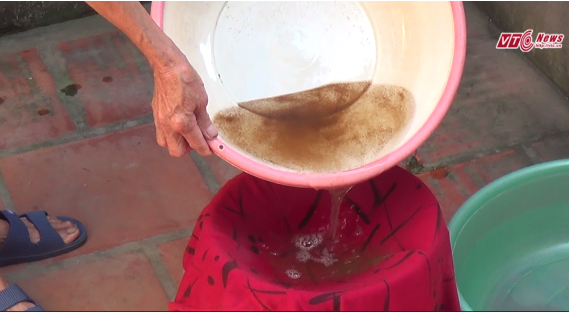 Video: Kinh hãi nước ăn đóng cặn vàng như gạch cua ở Hà Nội