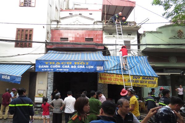 Cháy dữ dội ở cửa hàng bánh cuốn, 3 người nhập viện