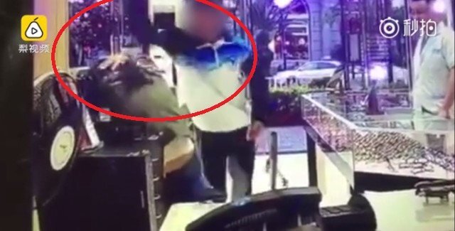 Clip: Con trai đánh mẹ tới tấp vì bị làm gián đoạn trò chơi gây phẫn nộ