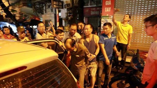 Kẻ đâm người cố thủ trong nhà suốt 6 giờ vừa ra tù được vài tháng