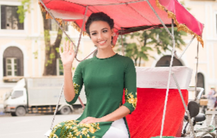 Hoa hậu Pháp thướt tha trong tà áo dài dạo phố Hà Nội
