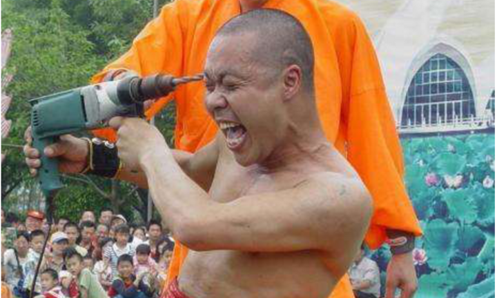 'Người sắt' Thiếu Lâm tự thách Từ Hiểu Đông khoan đầu